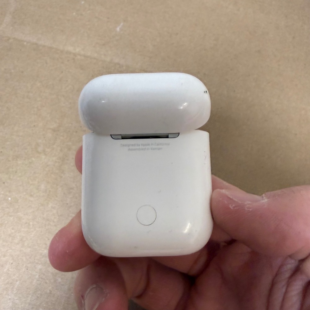 Apple AirPods Charging Case Unisex OS White Fair A1602 Genuine Replacement - Picture 4 of 4